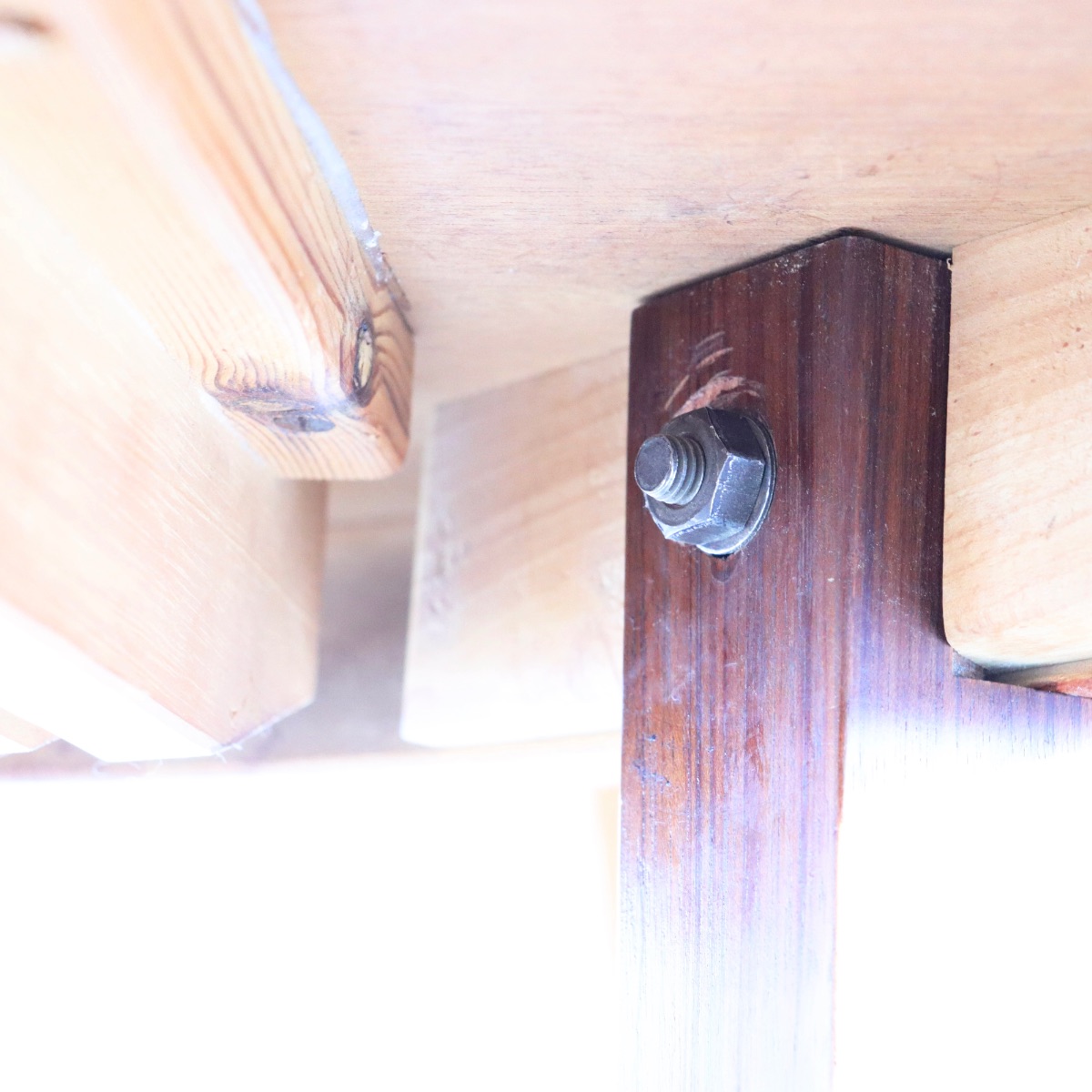 デンマーク製ダイニングテーブル。空間の印象を高めるヴィンテージ家具。ローズウッドの木目が魅力。