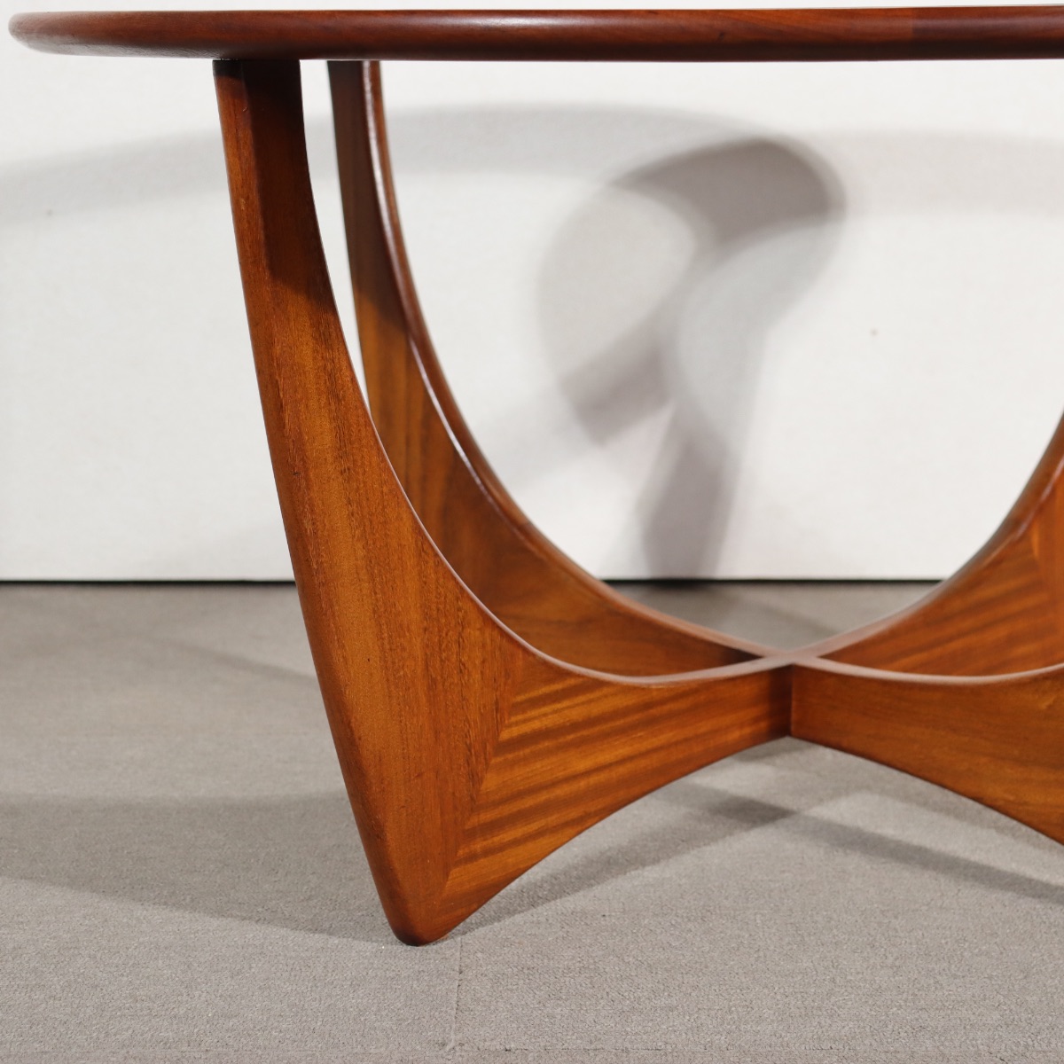 ジープランG-PLANコーヒーテーブル。上質な雰囲気を纏うヴィンテージ家具。存在感ある仕上がり。