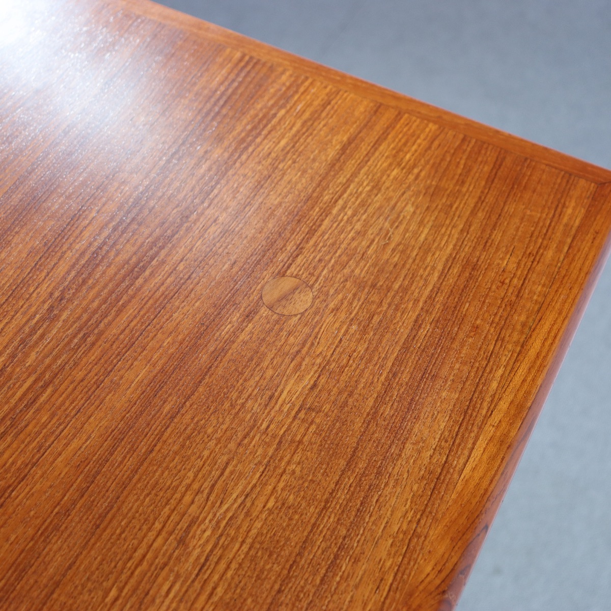 デンマーク製ダイニングテーブル。チーク材の自然な艶が印象的なヴィンテージ。高級感漂う佇まい。