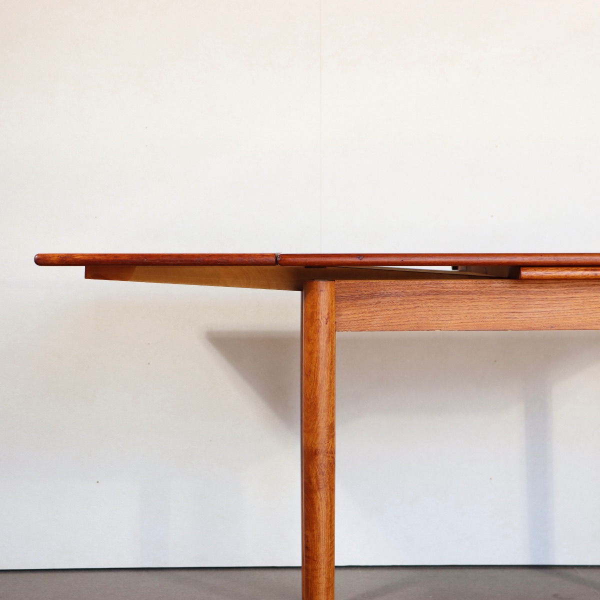 デンマーク製ダイニングテーブル。チーク材の自然な艶が印象的なヴィンテージ。高級感漂う佇まい。