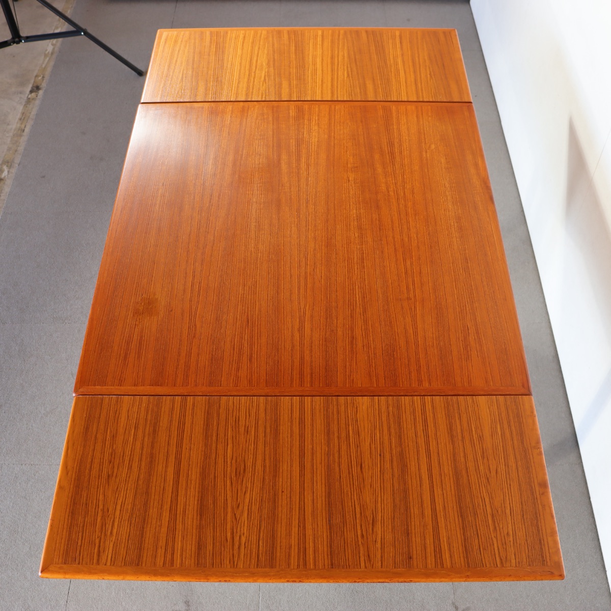 デンマーク製ダイニングテーブル。チーク材の自然な艶が印象的なヴィンテージ。高級感漂う佇まい。