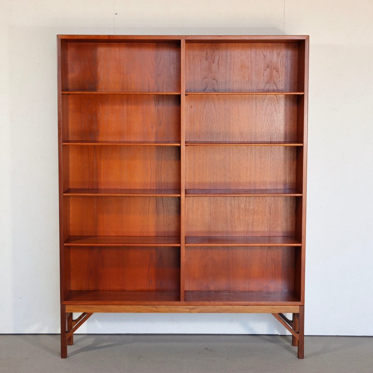 ボーエモーゲンセンブックケース。チーク材の木目が際立つヴィンテージ。所有する価値を感じる一品。