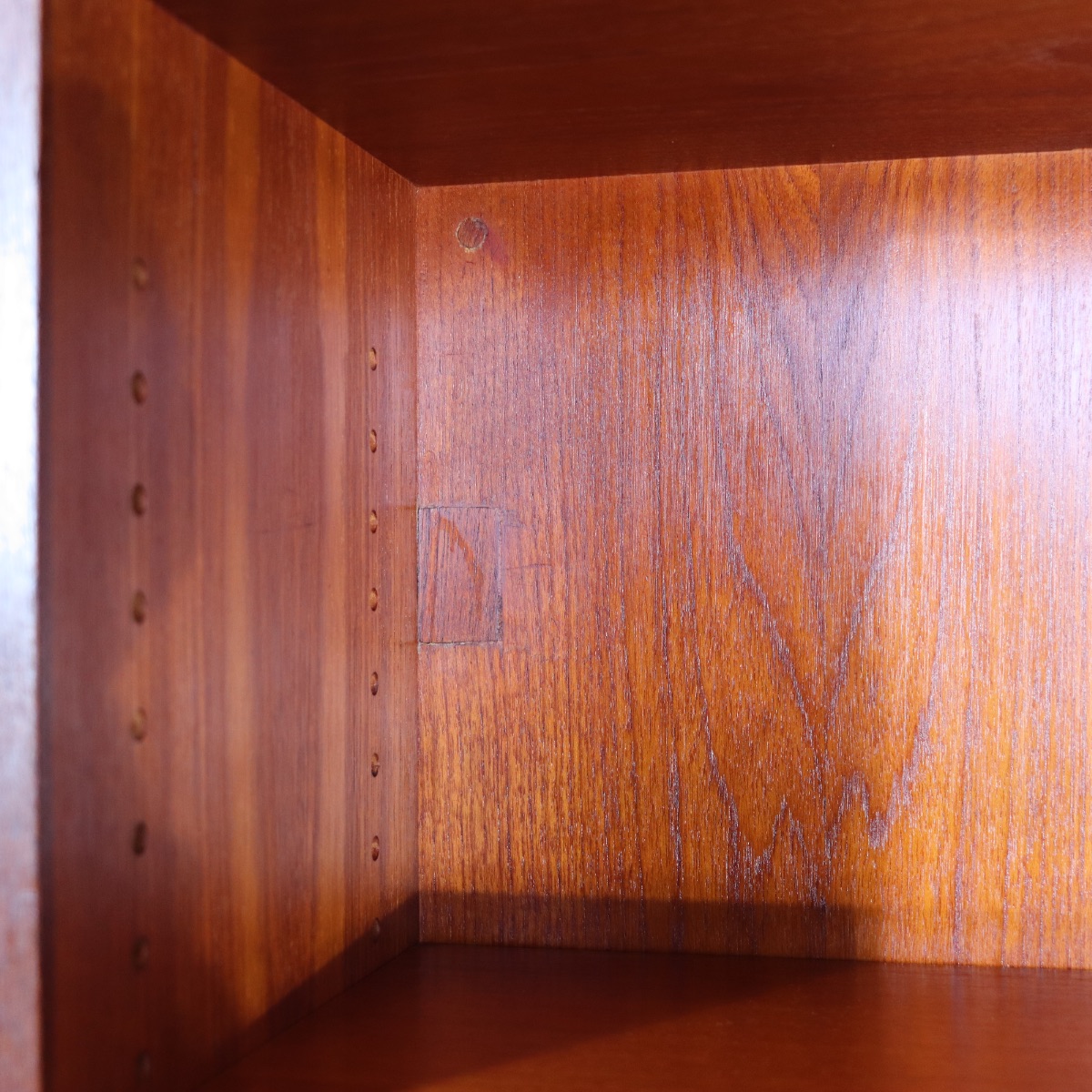 ボーエモーゲンセンブックケース。チーク材の木目が際立つヴィンテージ。所有する価値を感じる一品。