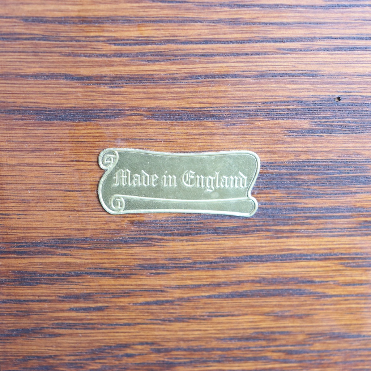 オールドチャームOLD CHARMのテーブル