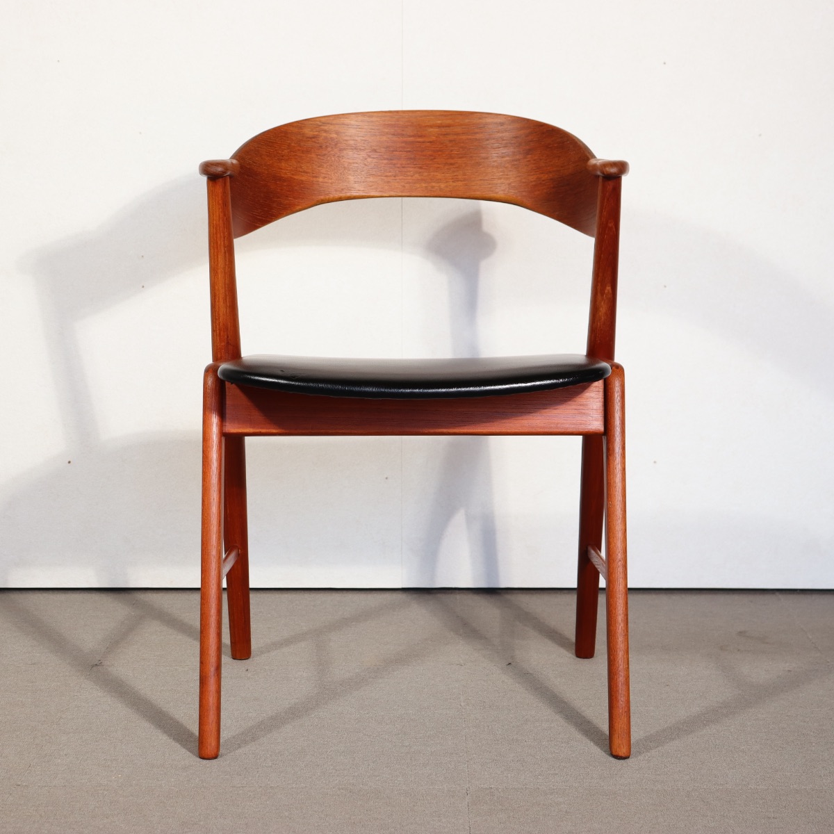 Korupダイニングチェア。上質な木目と高級感が魅力のヴィンテージ家具。存在感を放つ佇まい。