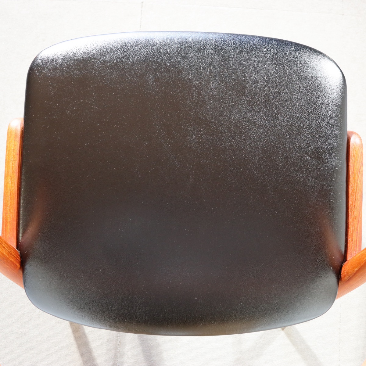 Korupダイニングチェア。上質な木目と高級感が魅力のヴィンテージ家具。存在感を放つ佇まい。