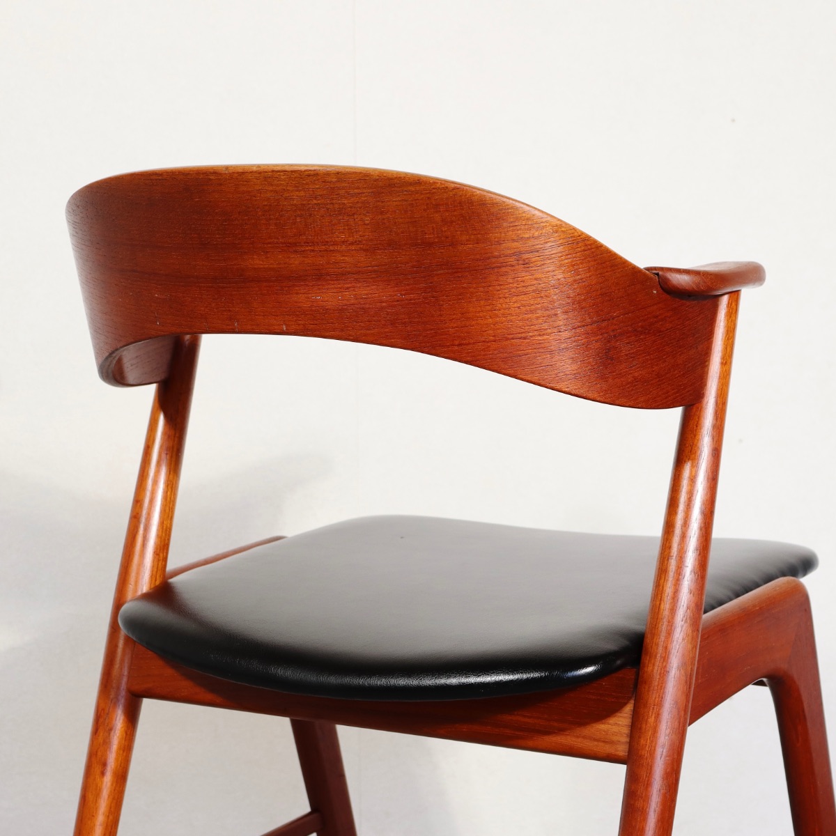 Korupダイニングチェア。上質な木目と高級感が魅力のヴィンテージ家具。存在感を放つ佇まい。