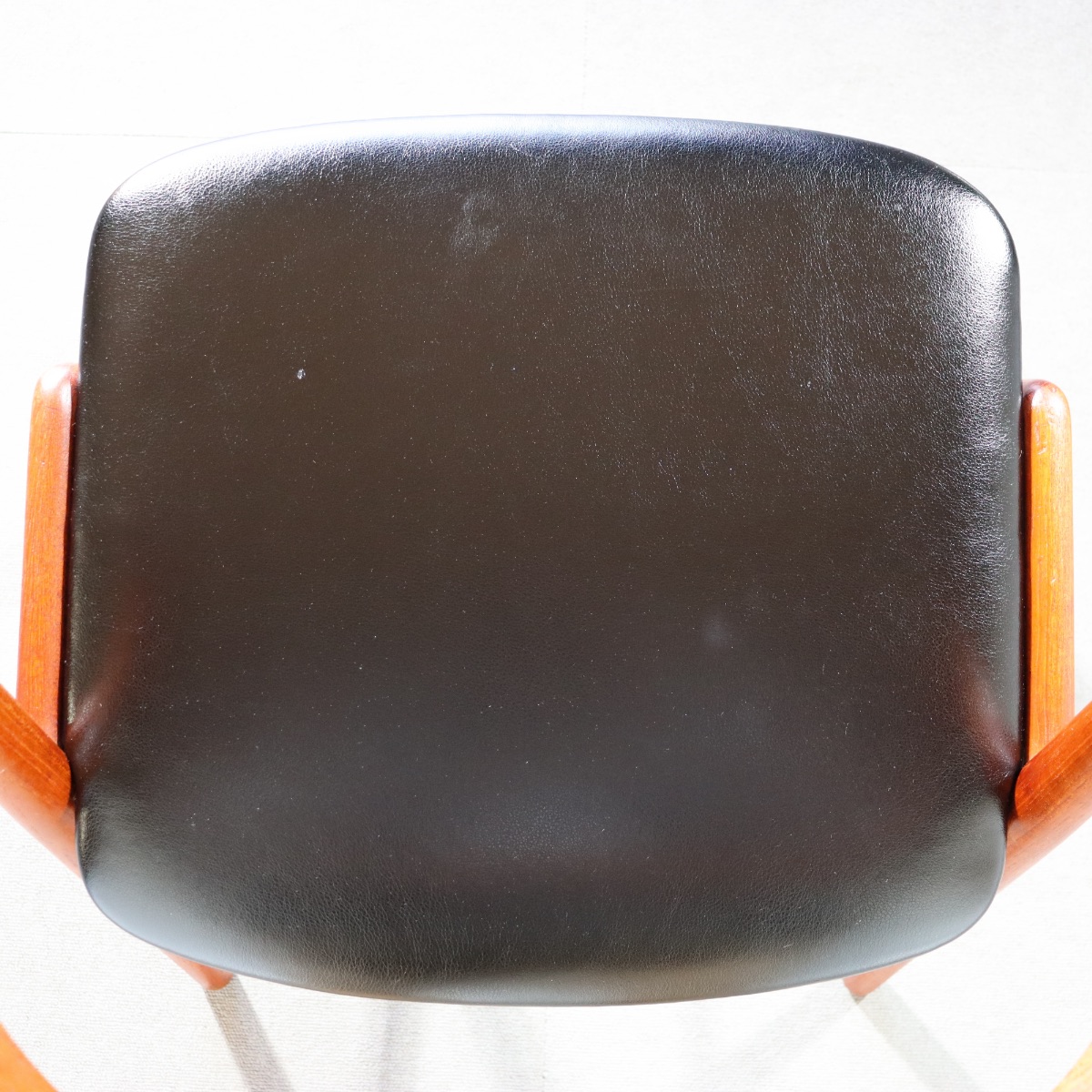 Korupダイニングチェア。上質な木目と高級感が魅力のヴィンテージ家具。存在感を放つ佇まい。