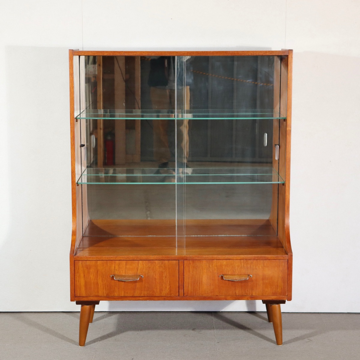 チーク材キャビネット。高級感ある仕上がりのヴィンテージ家具。美しい木目が魅力。