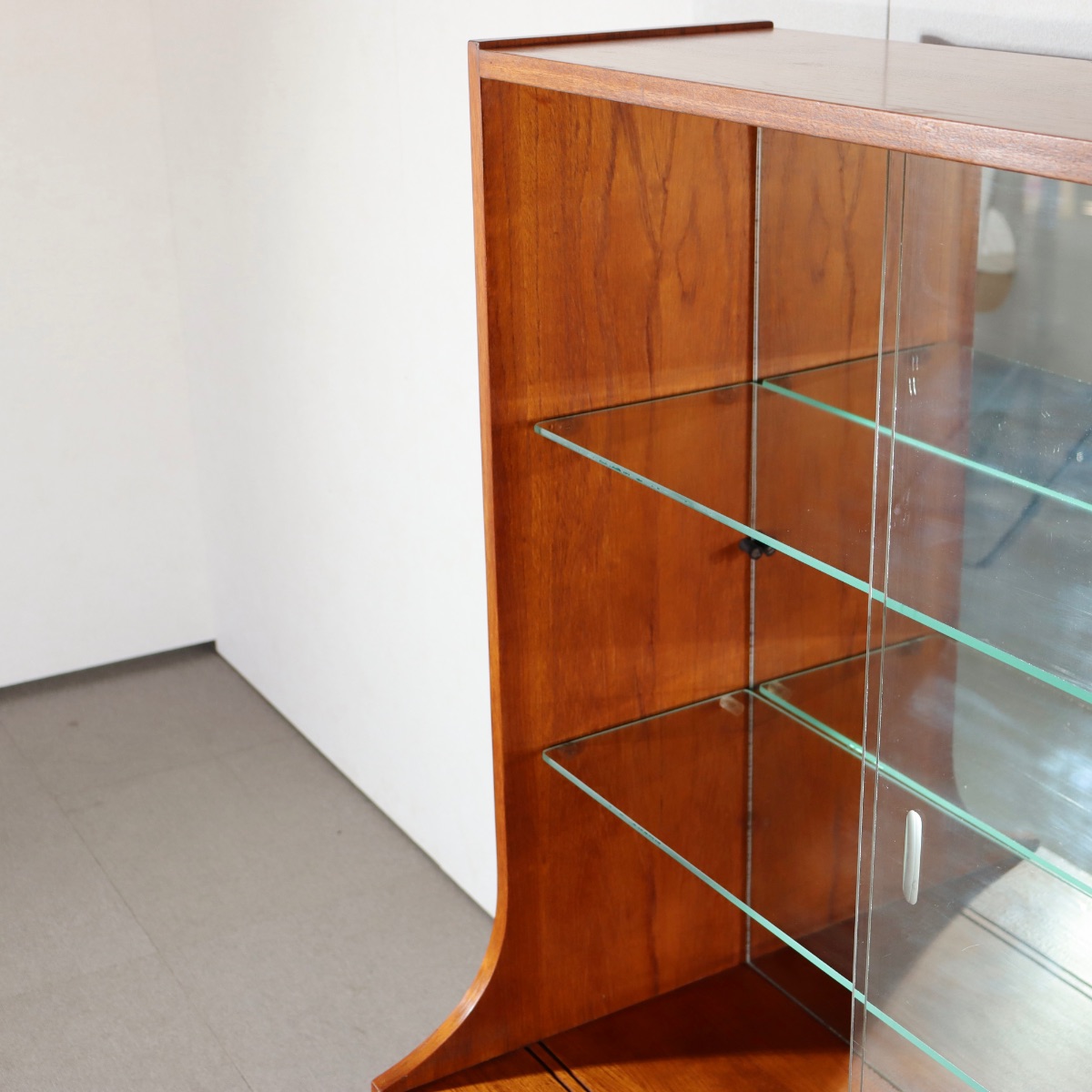 チーク材キャビネット。高級感ある仕上がりのヴィンテージ家具。美しい木目が魅力。