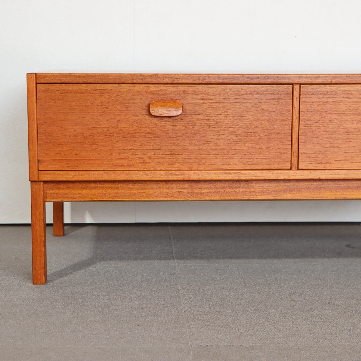 UlfertsTibroのコンソール。上質な質感が魅力のヴィンテージ家具。空間に映える存在感。