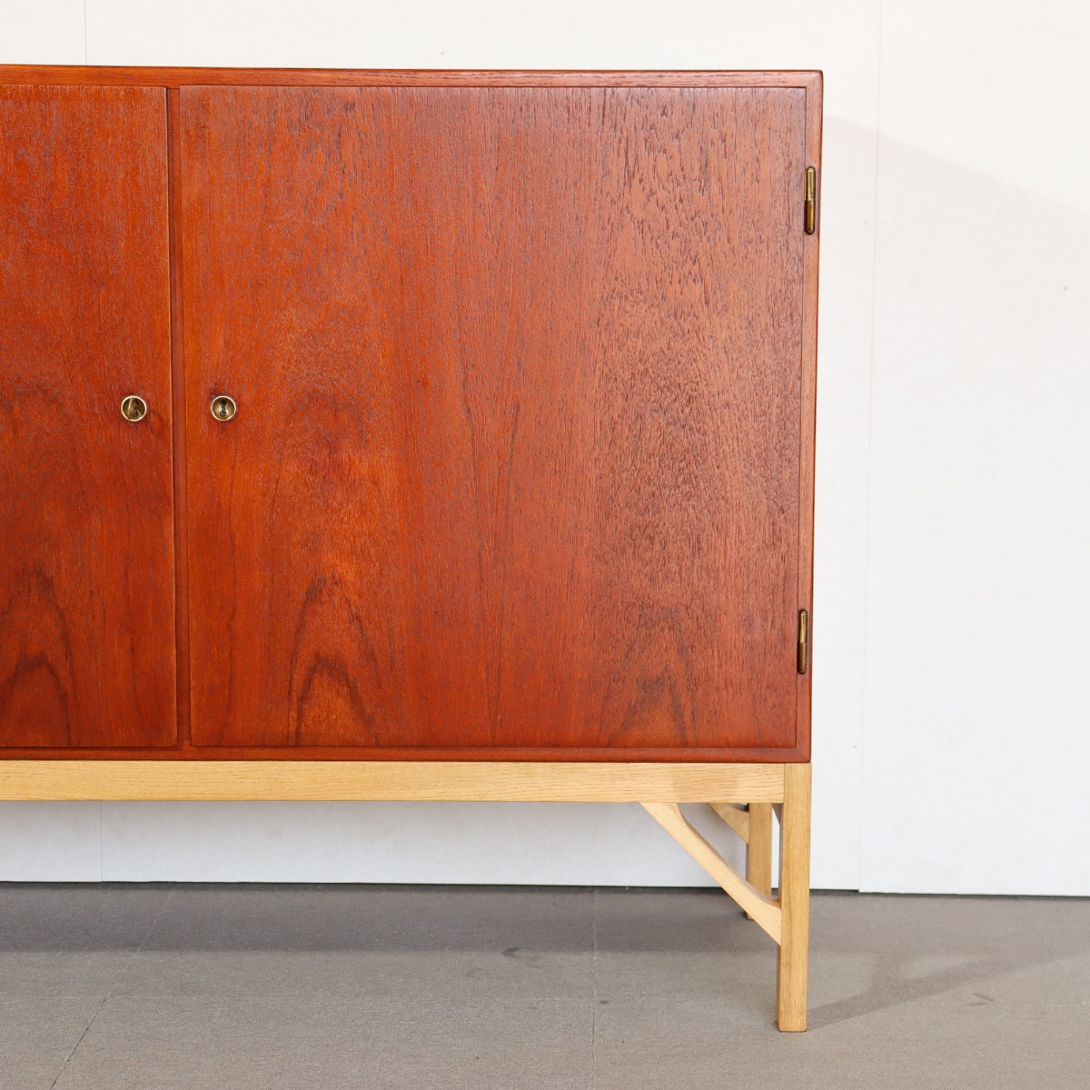 BorgeMogensenサイドボード。洗練された空間を演出するヴィンテージ家具。美しい木目が魅力。