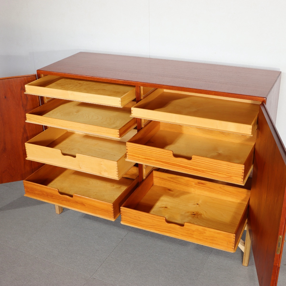 BorgeMogensenサイドボード。洗練された空間を演出するヴィンテージ家具。美しい木目が魅力。