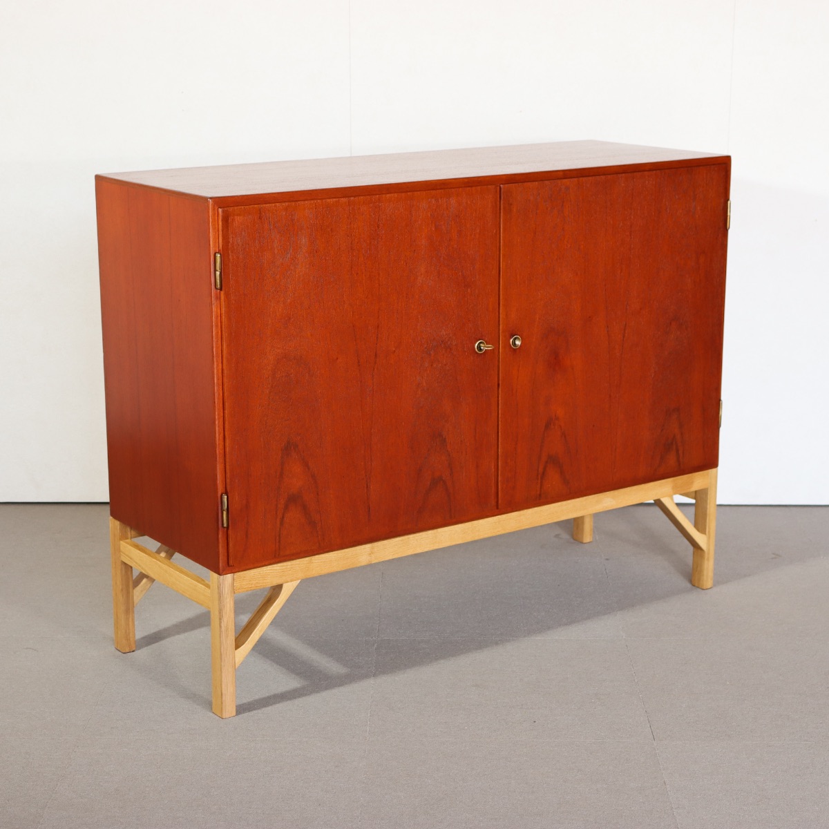 BorgeMogensenサイドボード。洗練された空間を演出するヴィンテージ家具。美しい木目が魅力。