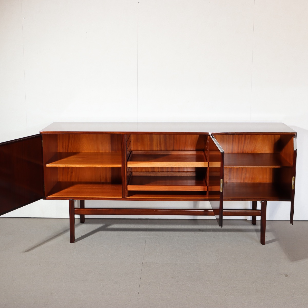 OleWanscherサイドボード。空間の主役になるヴィンテージ家具。ローズウッドによる洗練された佇まい。