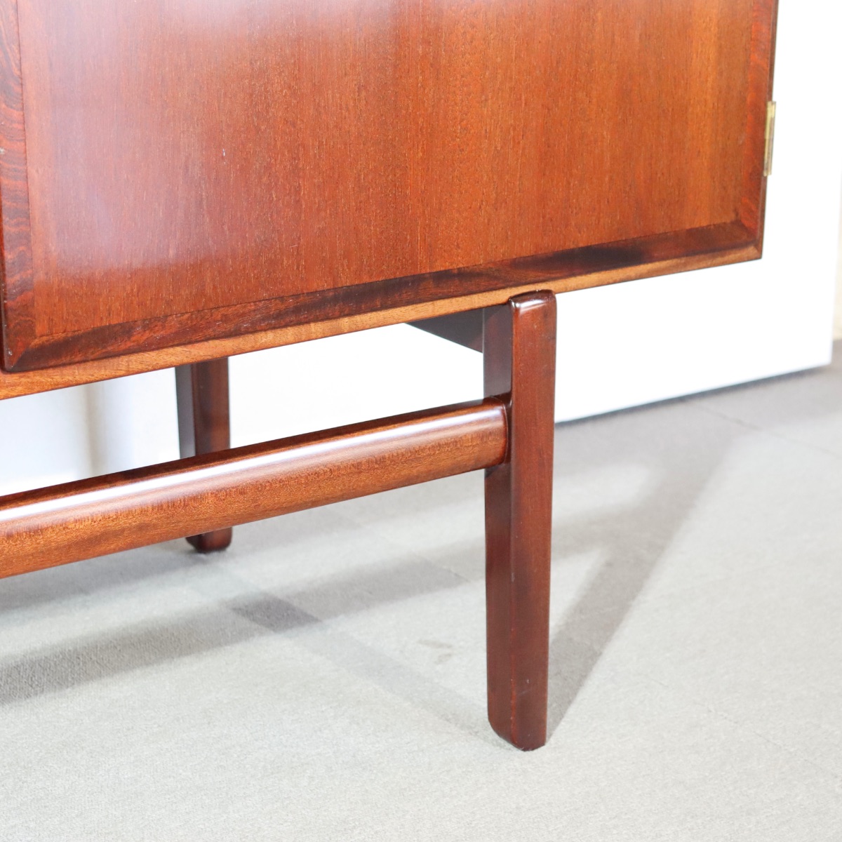 OleWanscherサイドボード。空間の主役になるヴィンテージ家具。ローズウッドによる洗練された佇まい。