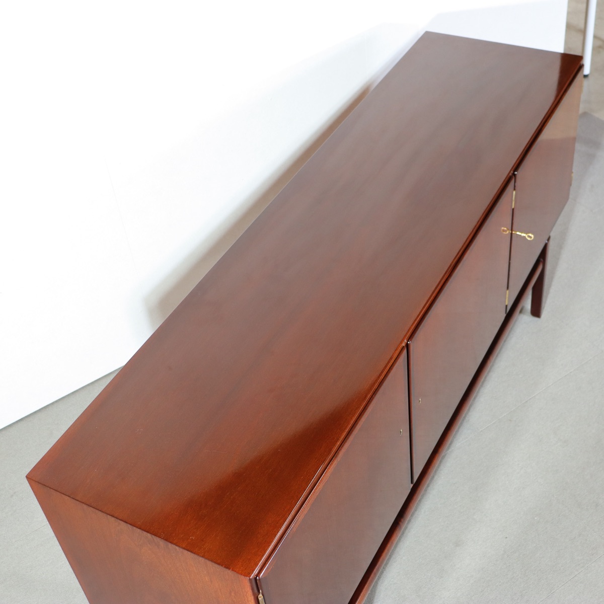 OleWanscherサイドボード。空間の主役になるヴィンテージ家具。ローズウッドによる洗練された佇まい。