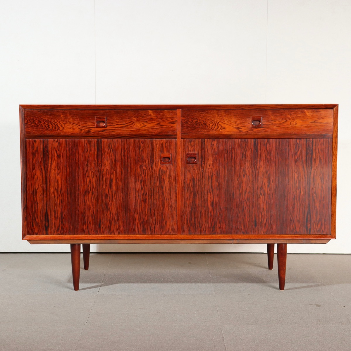 ErikBrouerサイドボード。上品な木目が際立つヴィンテージ家具。長く使える一台。