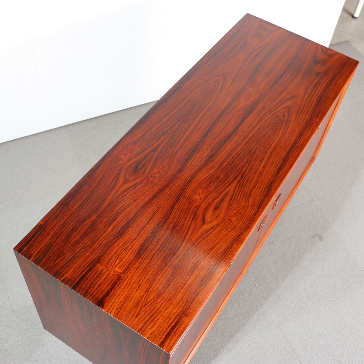 ErikBrouerサイドボード。上品な木目が際立つヴィンテージ家具。長く使える一台。