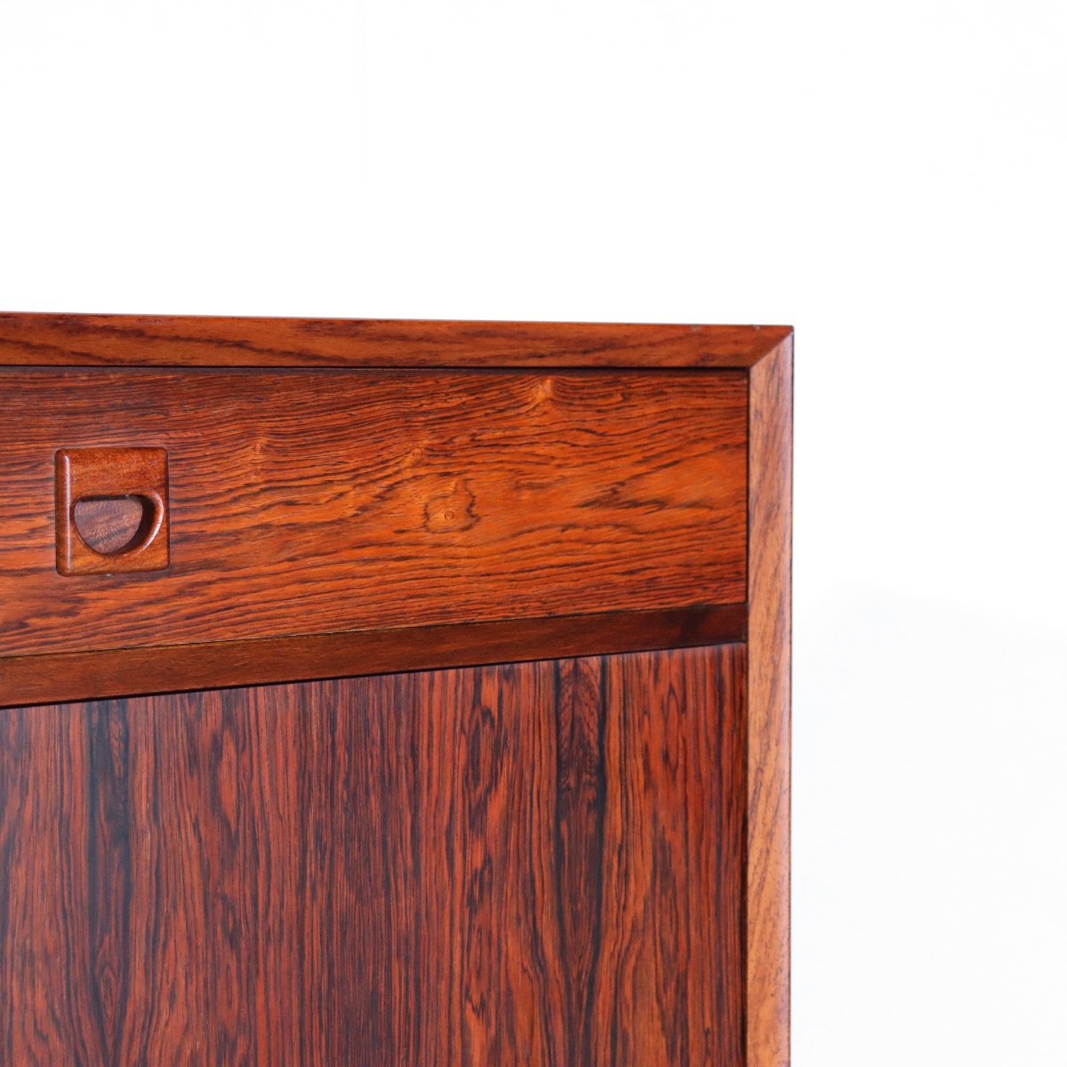 ErikBrouerサイドボード。上品な木目が際立つヴィンテージ家具。長く使える一台。