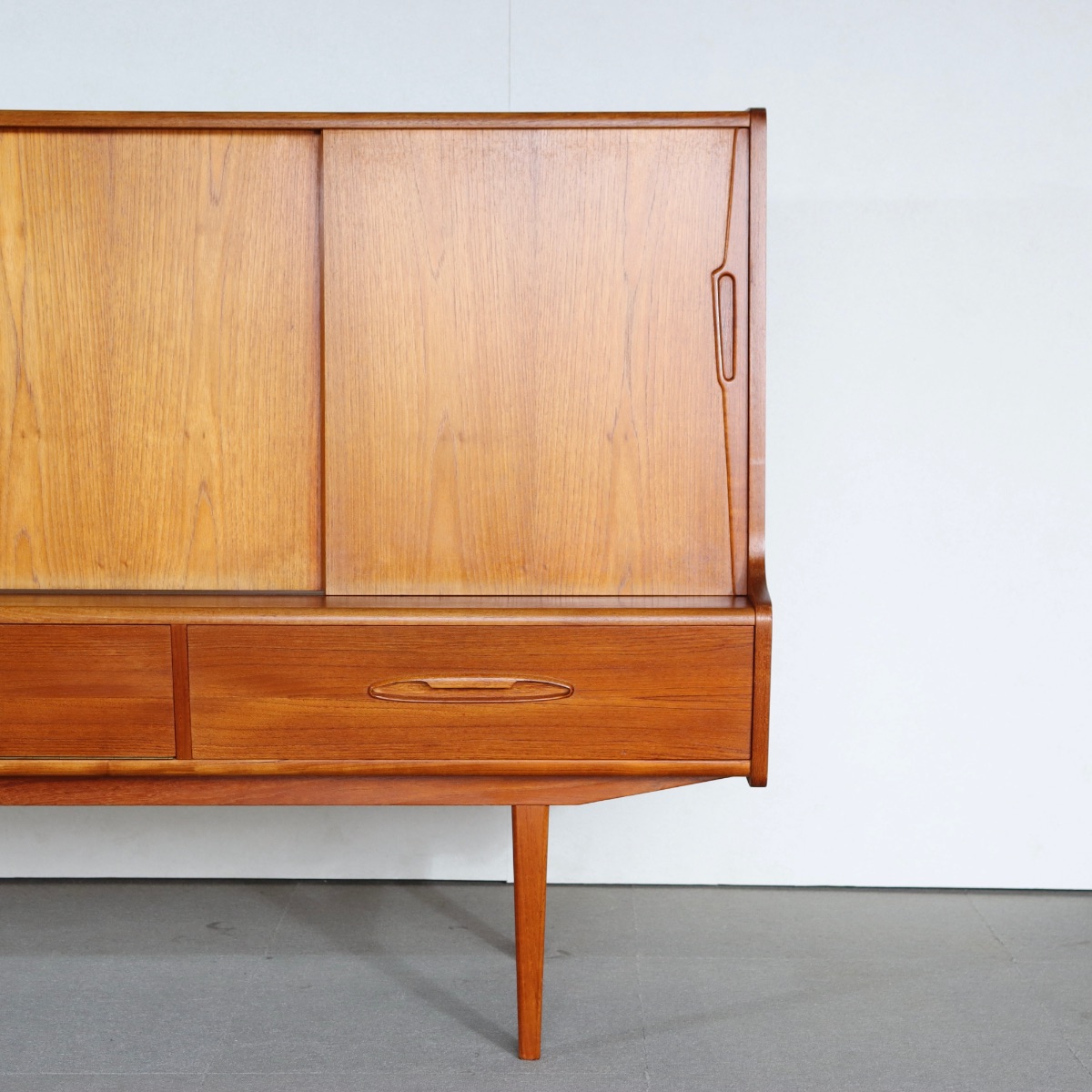 デンマーク製ハイボード。チーク材の深い艶が映えるヴィンテージ。価値を感じる仕上がり。