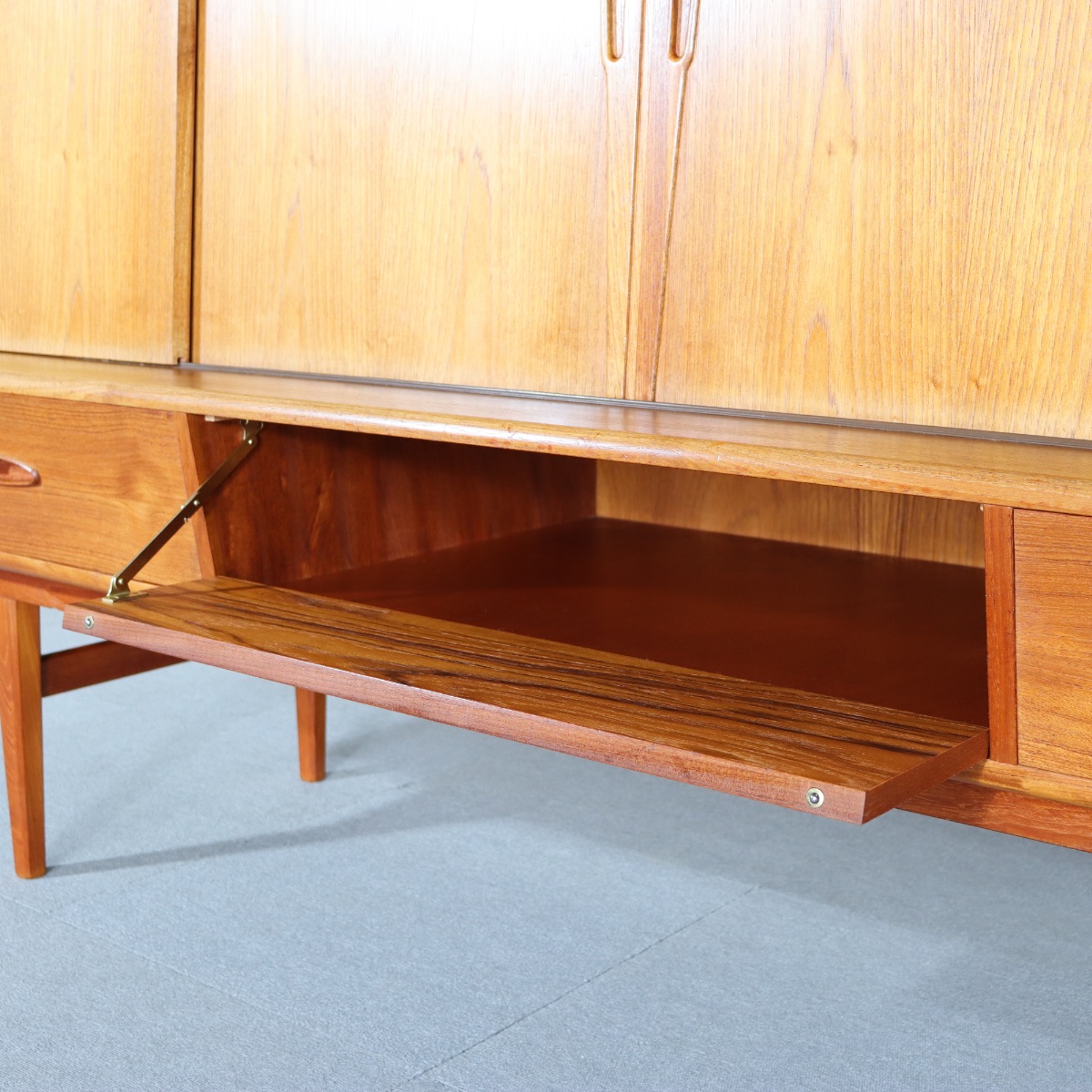 デンマーク製ハイボード。チーク材の深い艶が映えるヴィンテージ。価値を感じる仕上がり。