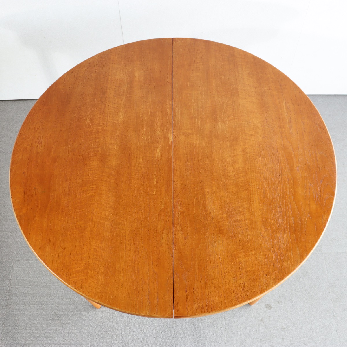 英国ヴィンテージのダイニングテーブル