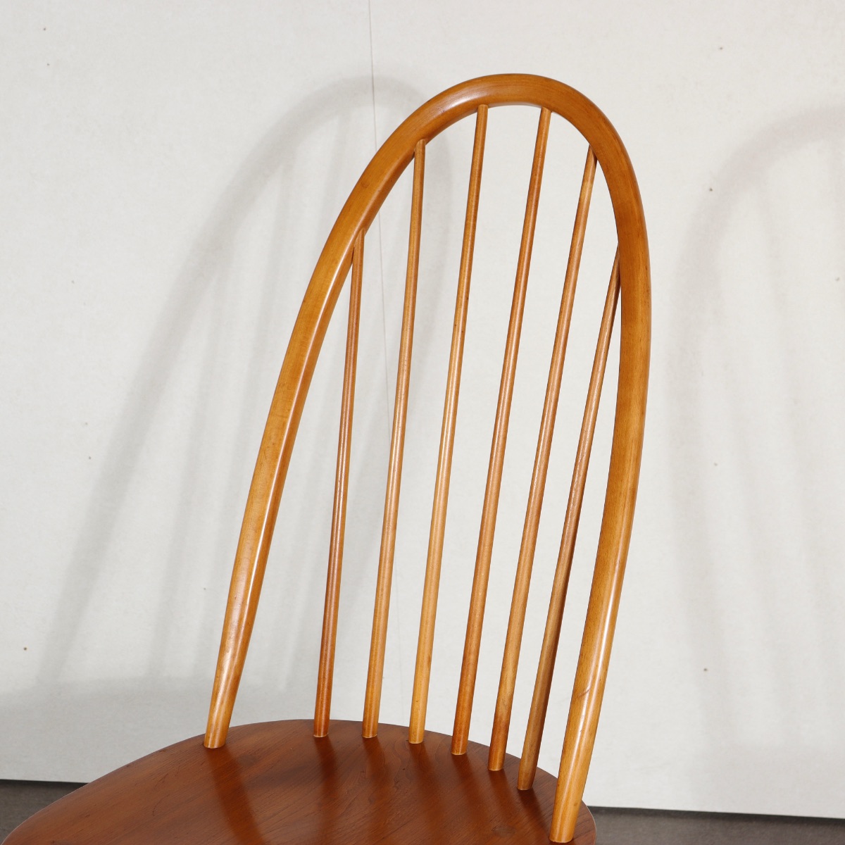 アーコールの椅子。深い色合いのエルム材が印象的な北欧ヴィンテージ。静かに時を刻む美しさ。