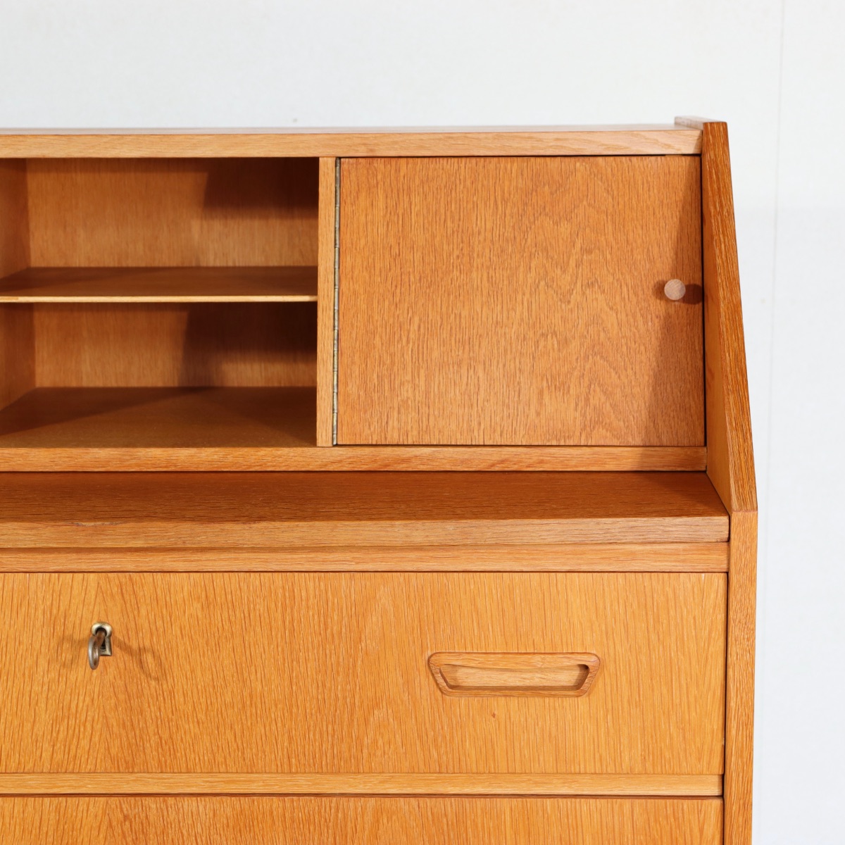 デンマーク製ビューロー。オーク材の深い色味が印象的なヴィンテージ。空間に映える佇まい。