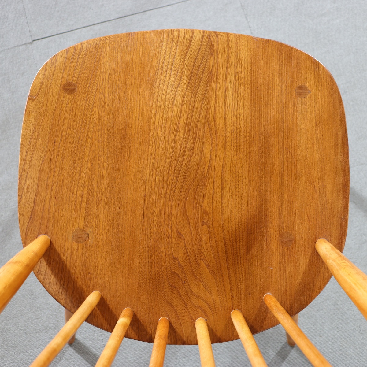 アーコールの椅子。深い色合いのエルム材が印象的な北欧ヴィンテージ。静かに時を刻む美しさ。