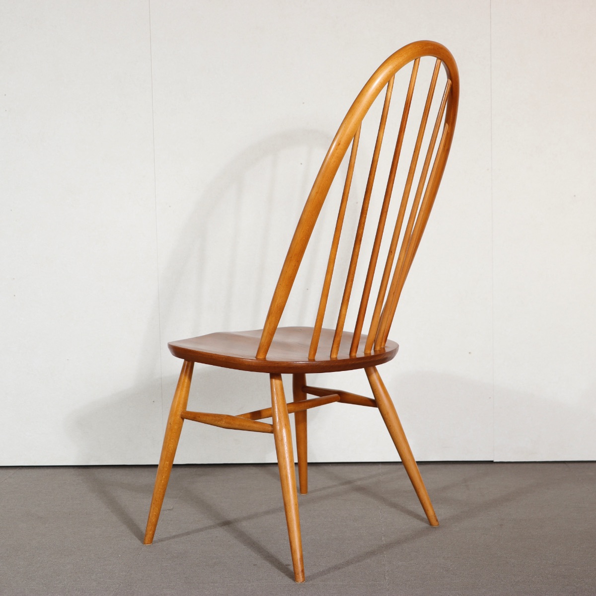 アーコールの椅子。深い色合いのエルム材が印象的な北欧ヴィンテージ。静かに時を刻む美しさ。