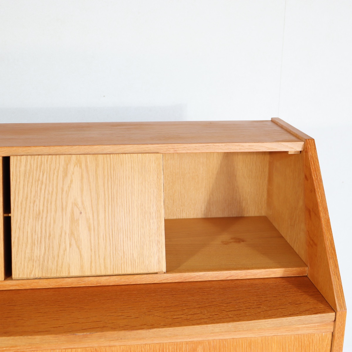 デンマーク製ビューロー。オーク材の深い色味が印象的なヴィンテージ。空間に映える佇まい。