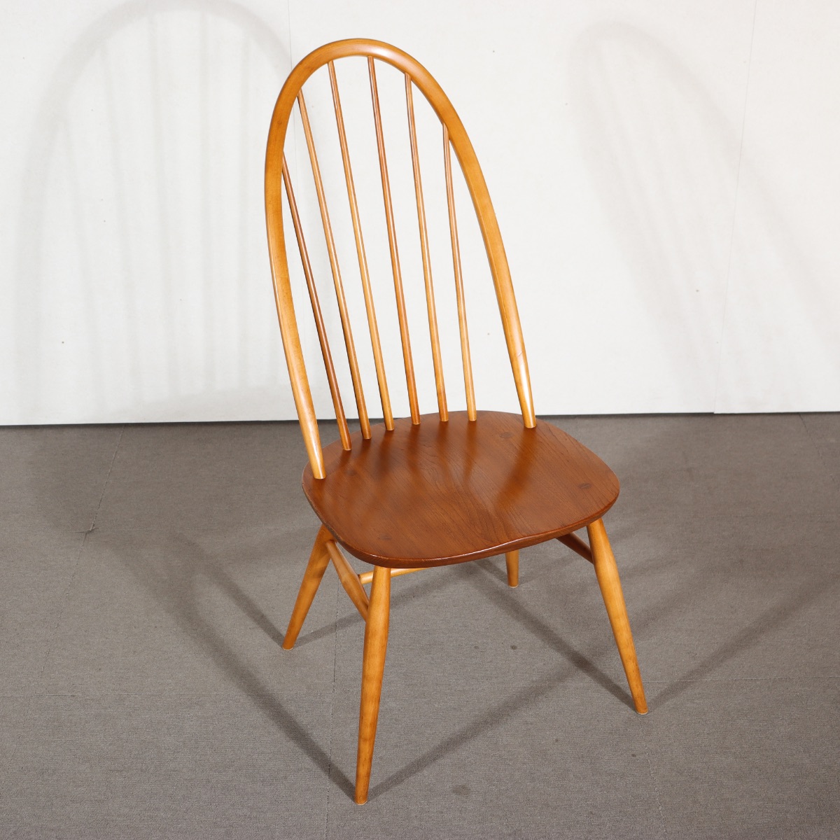 アーコールの椅子。深い色合いのエルム材が印象的な北欧ヴィンテージ。静かに時を刻む美しさ。