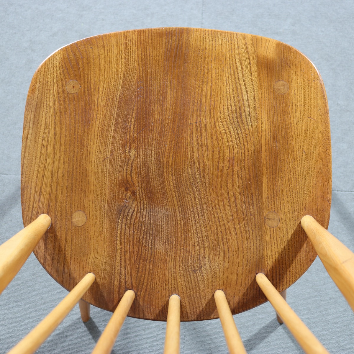 深い色合いのエルム材が印象的な北欧ヴィンテージ。静かに時を刻む美しさ。