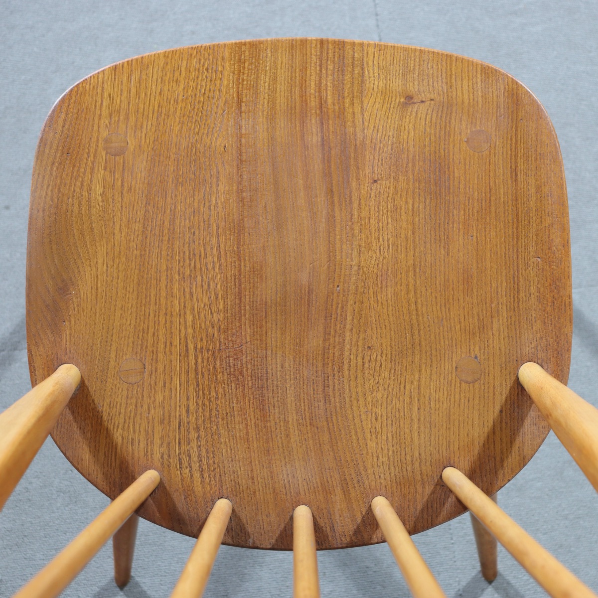 アーコールの椅子。深い色合いのエルム材が印象的な北欧ヴィンテージ。静かに時を刻む美しさ。