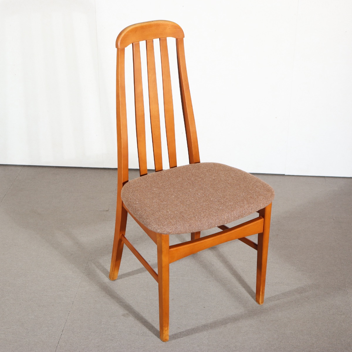 ジェンティーク製ダイニングチェア。自然な艶をまとったチーク材。北欧ヴィンテージの穏やかな魅力を引き出す。