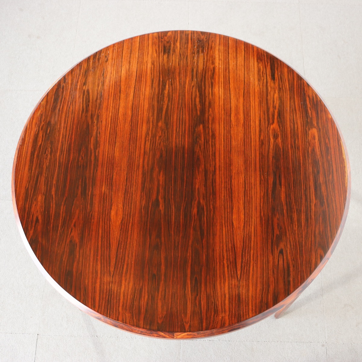 デンマーク製ラウンドコーヒーテーブル。高級感漂うヴィンテージ家具。上質な佇まいが印象的。