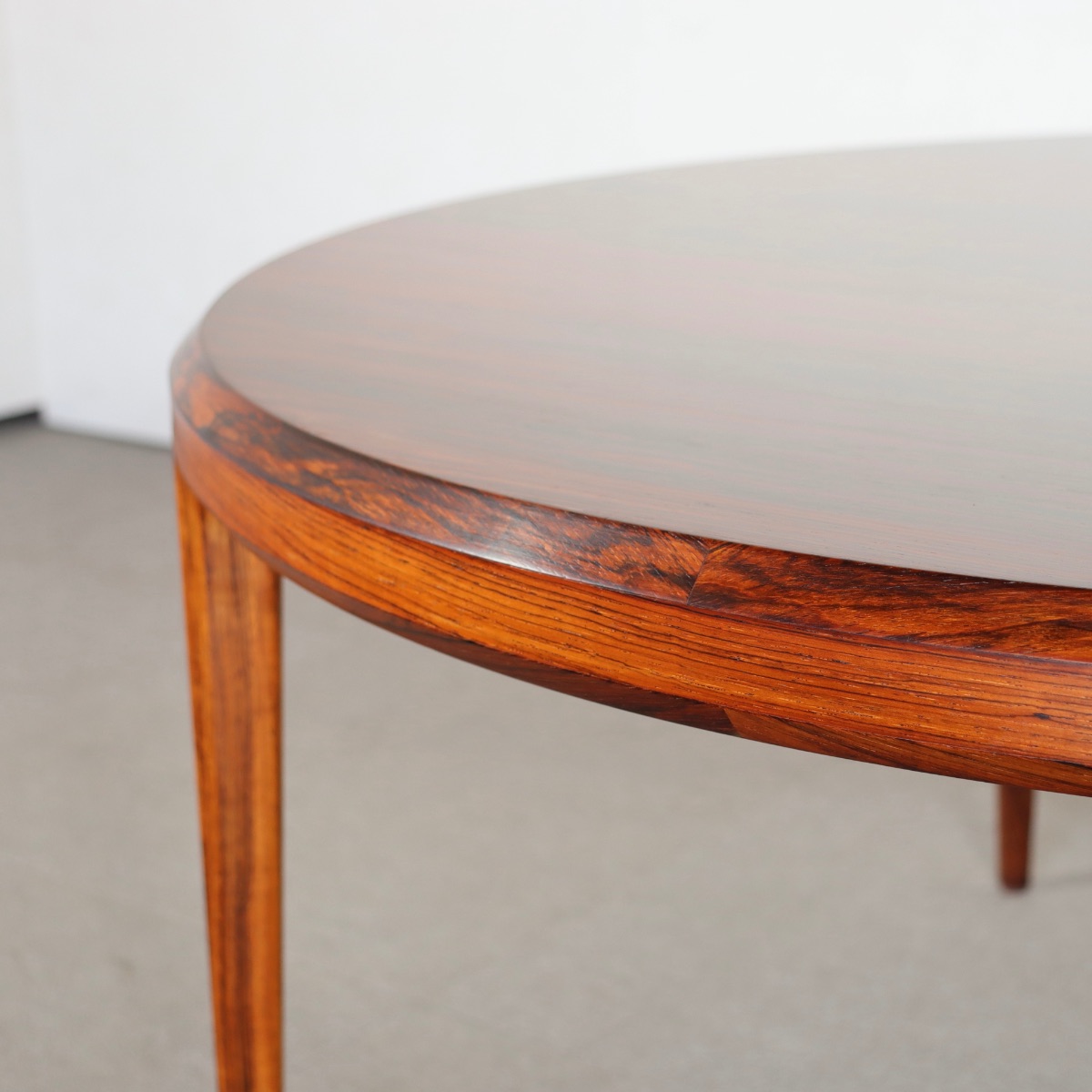 デンマーク製ラウンドコーヒーテーブル。高級感漂うヴィンテージ家具。上質な佇まいが印象的。