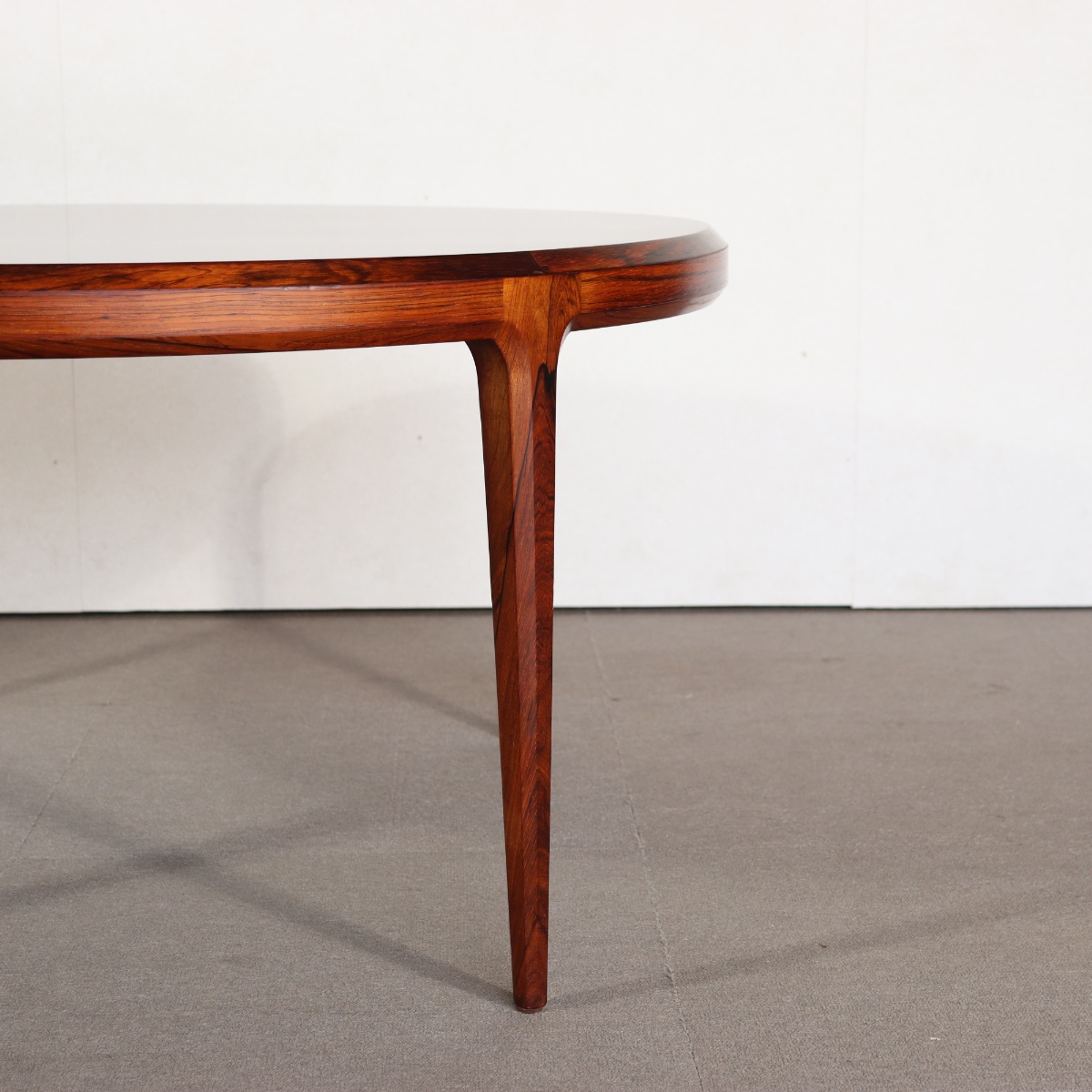 デンマーク製ラウンドコーヒーテーブル。高級感漂うヴィンテージ家具。上質な佇まいが印象的。