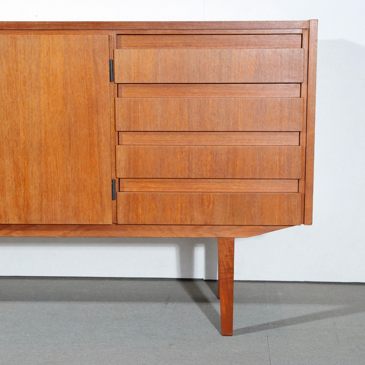 デンマーク製サイドボード。木の温もりが伝わるチーク材北欧ヴィンテージ。自然体の上質さを感じる。