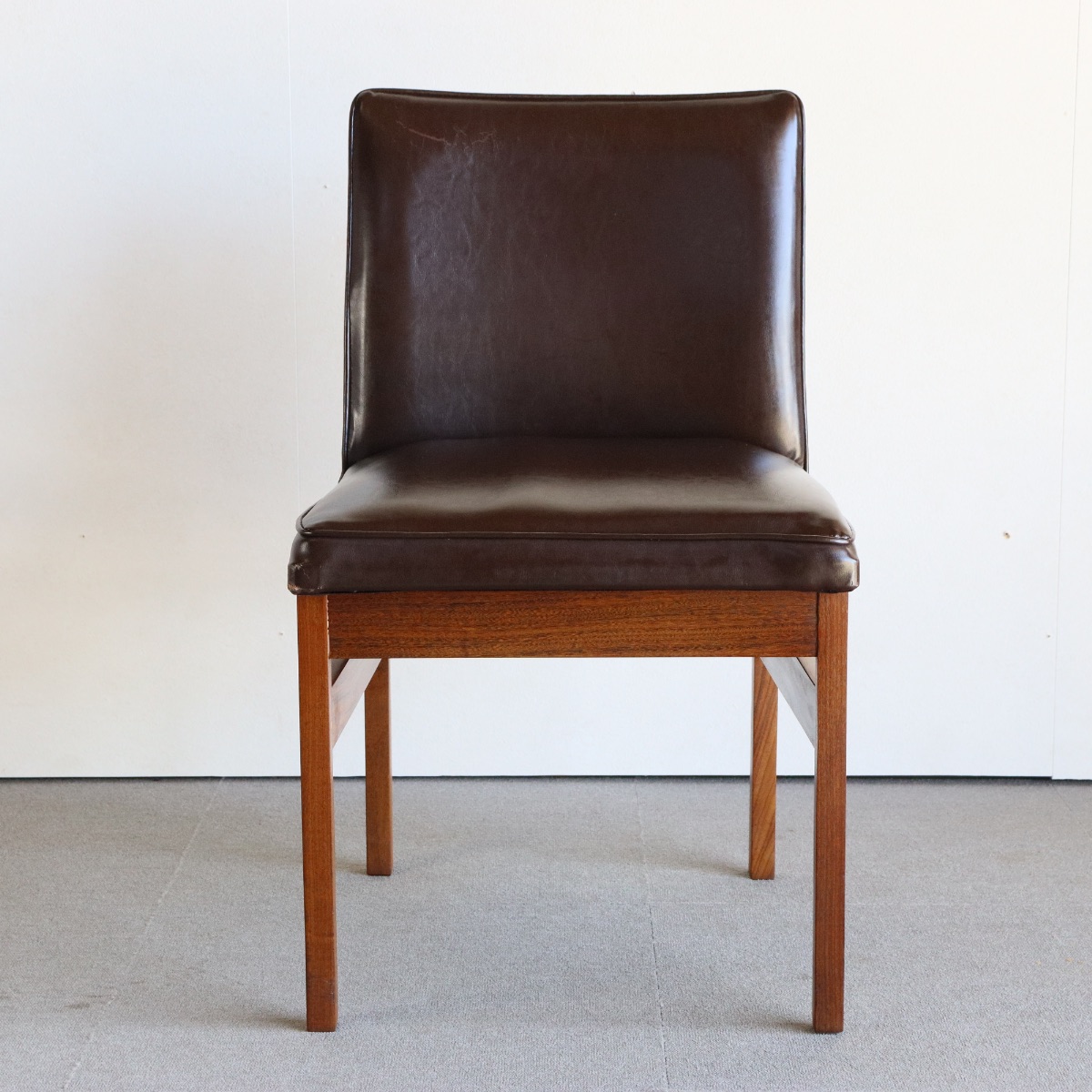 英国ヴィンテージのレザーチェア