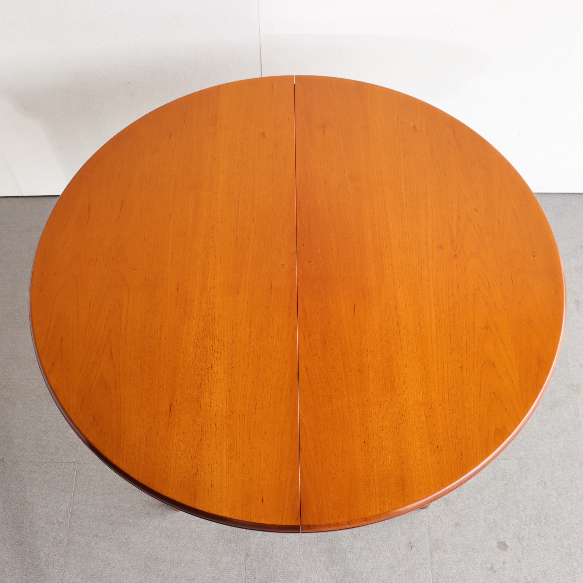 英国ヴィンテージのダイニングテーブル