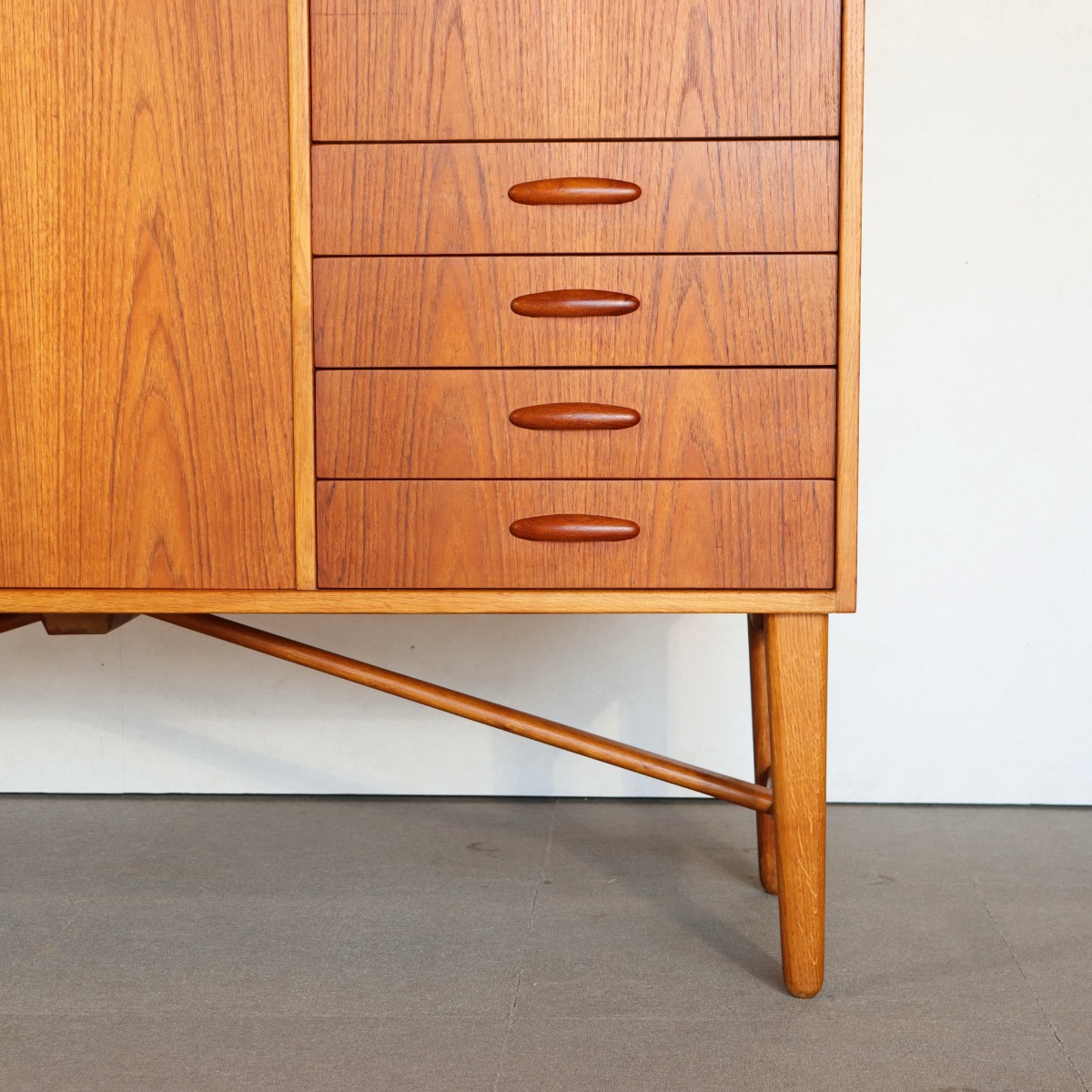 デンマーク製ハイボード。高級感ある仕上がりのヴィンテージ家具。長く愛用できる一台。