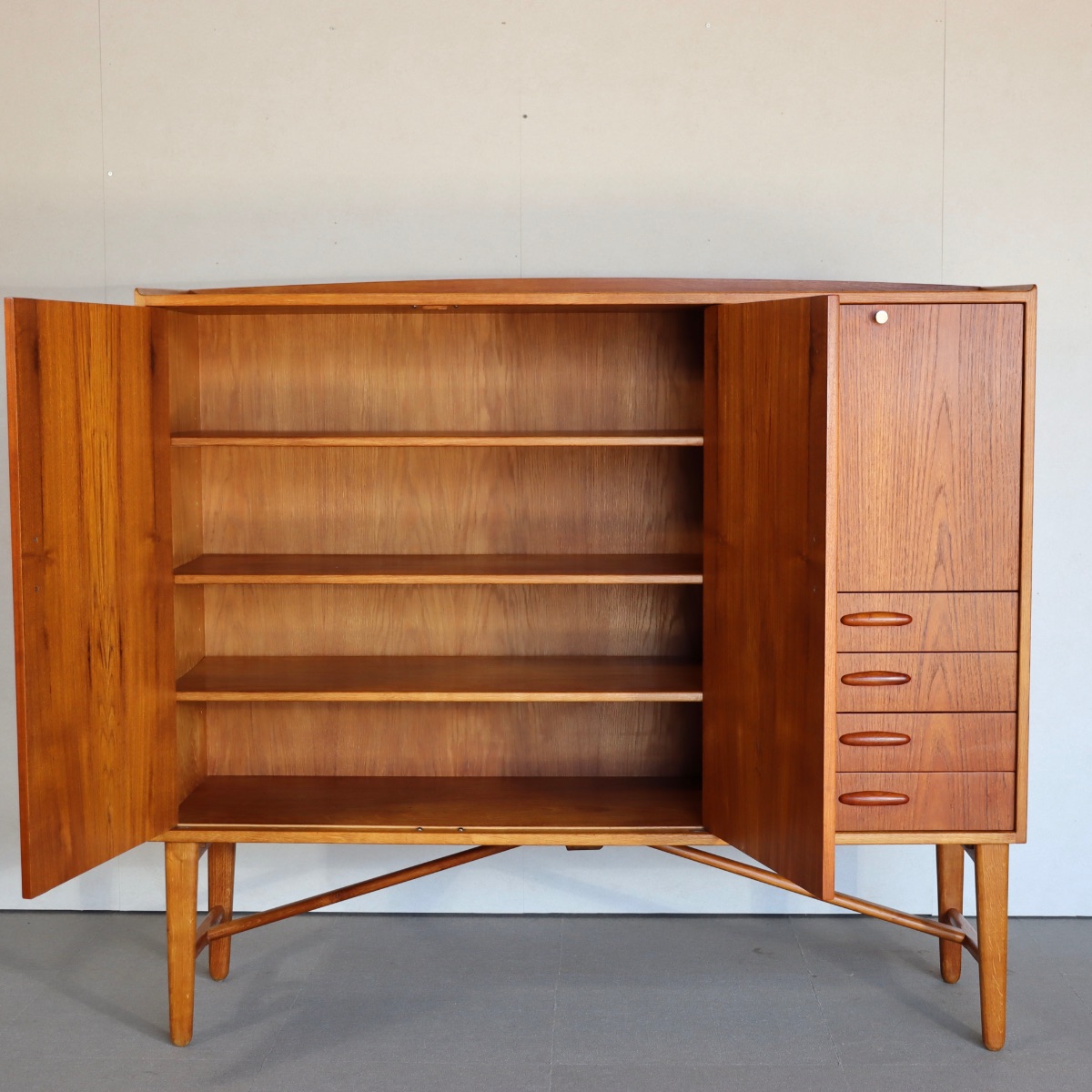 デンマーク製ハイボード。高級感ある仕上がりのヴィンテージ家具。長く愛用できる一台。