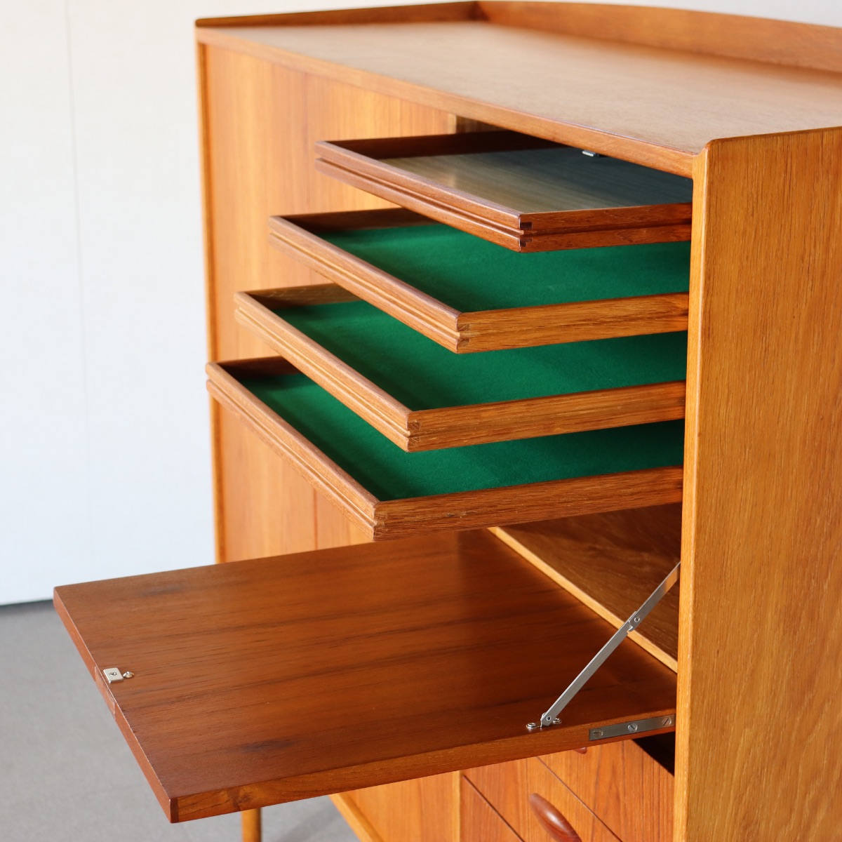 デンマーク製ハイボード。高級感ある仕上がりのヴィンテージ家具。長く愛用できる一台。