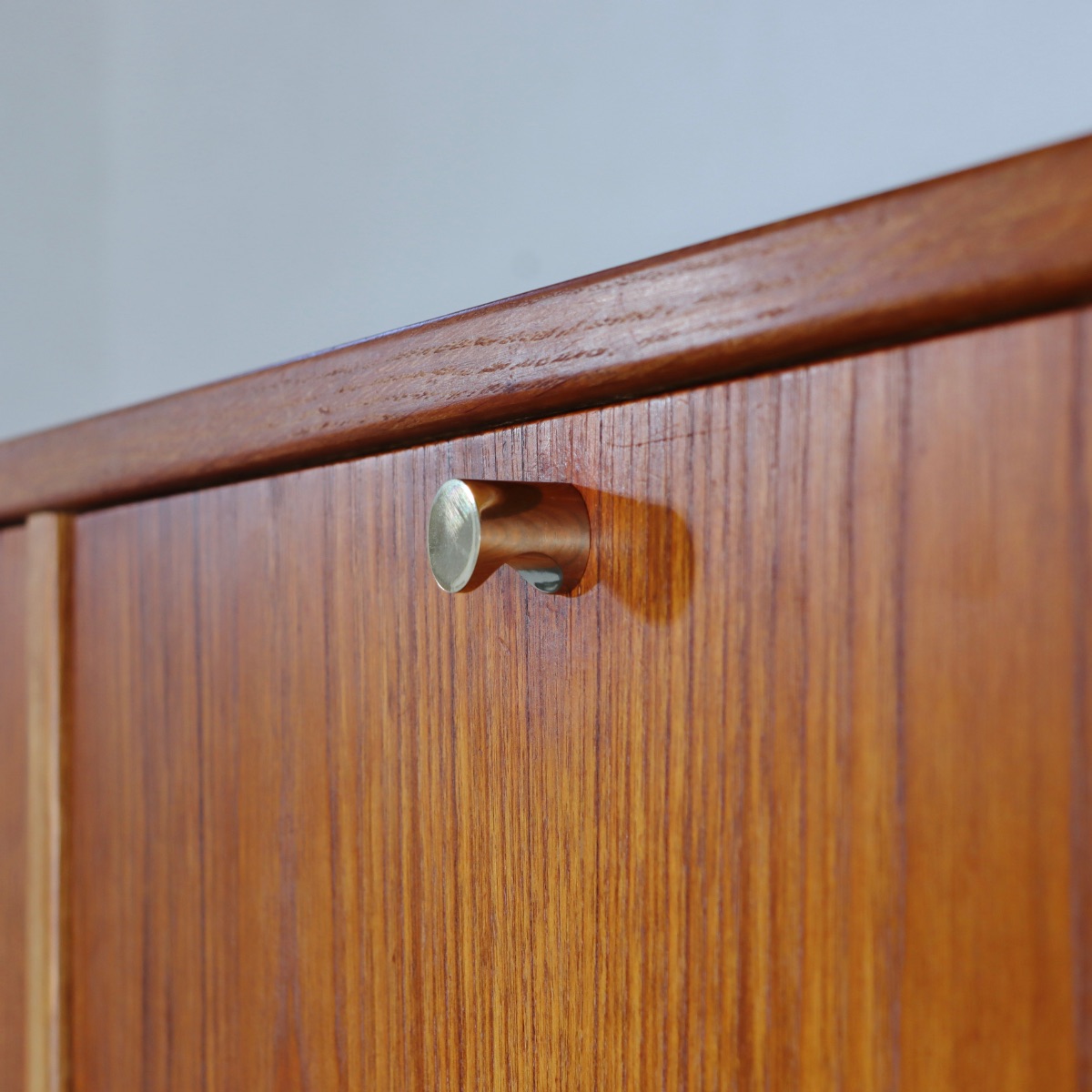 デンマーク製ハイボード。高級感ある仕上がりのヴィンテージ家具。長く愛用できる一台。