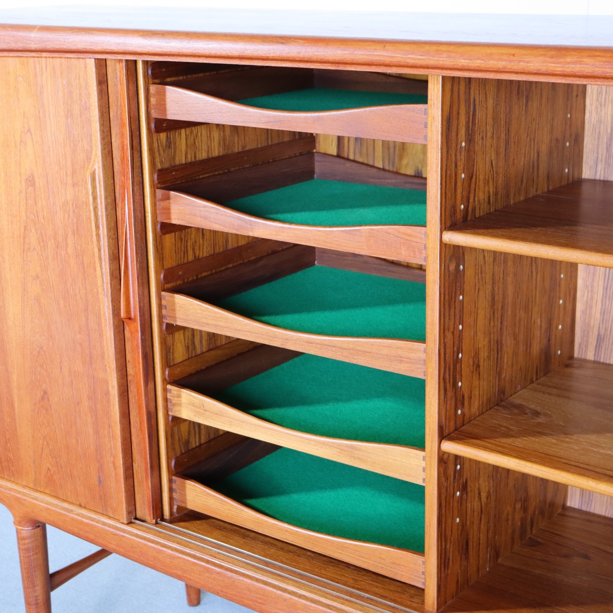 デンマーク製ハイサイドボード。チーク材の自然な艶が映えるヴィンテージ。所有する価値を感じる。