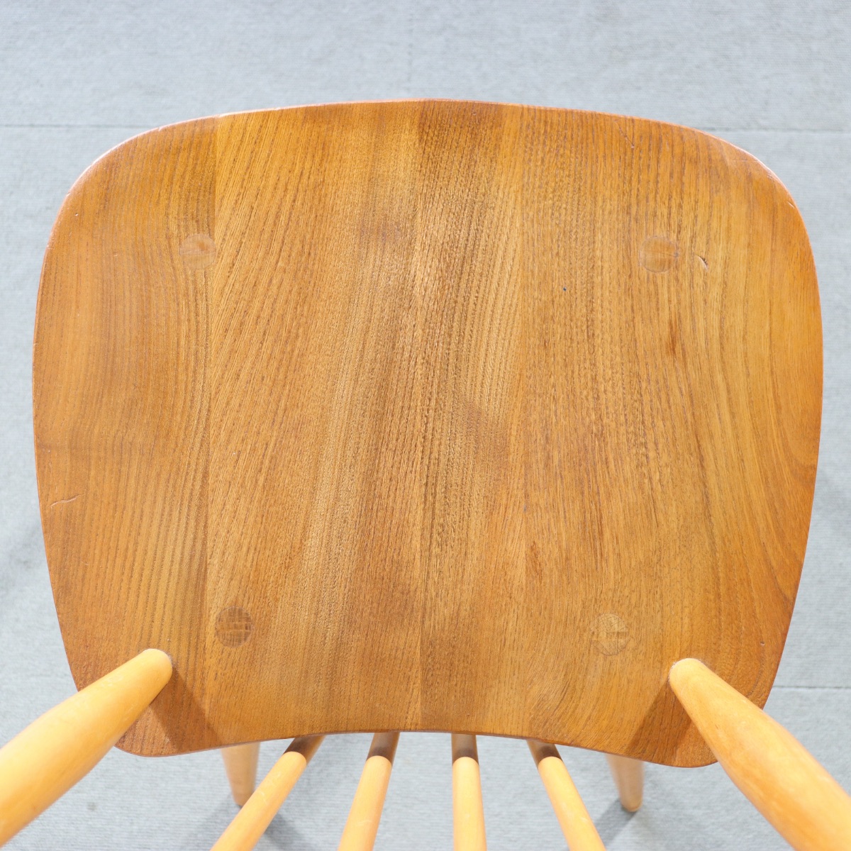 アーコールの椅子。深みのあるチーク材の艶が美しい北欧ヴィンテージ。時間が育てた美しさを感じる。