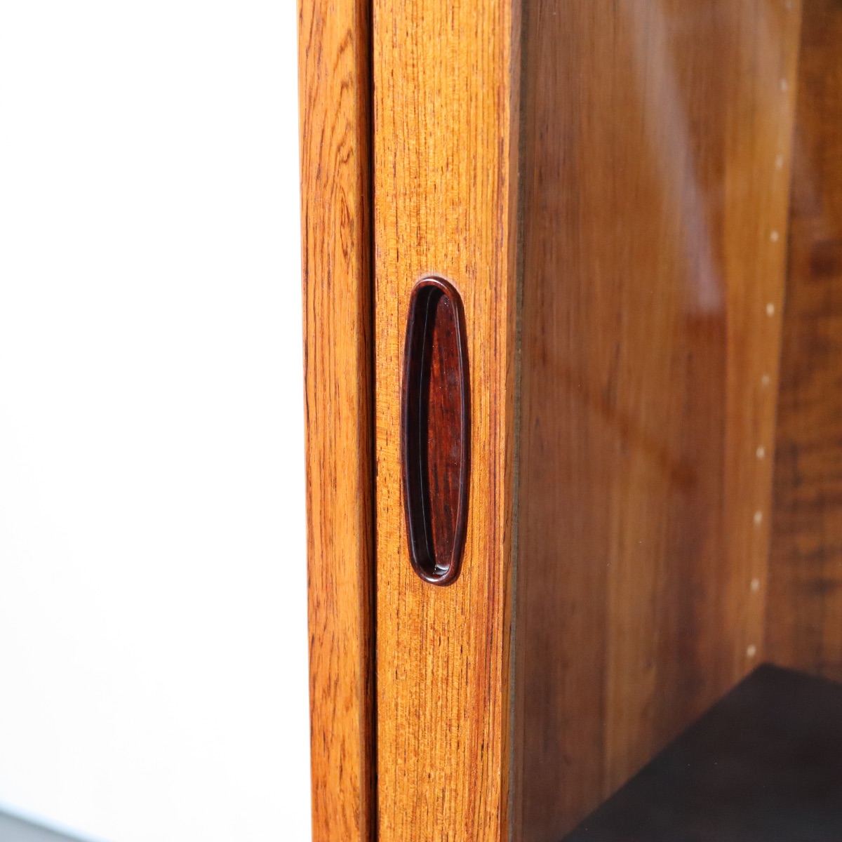 デンマーク製ガラスキャビネット。チーク材の美しい木目が空間を引き立てるヴィンテージ。高級感ある一台。