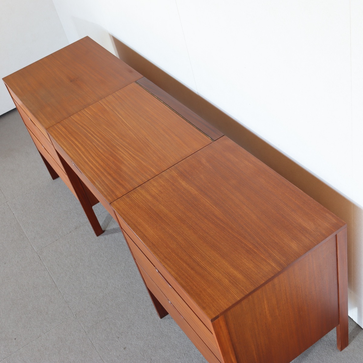 リチャード・ホーンビーデザインのサイドボード。 経年の風合いが心地よいチーク材北欧ヴィンテージ。